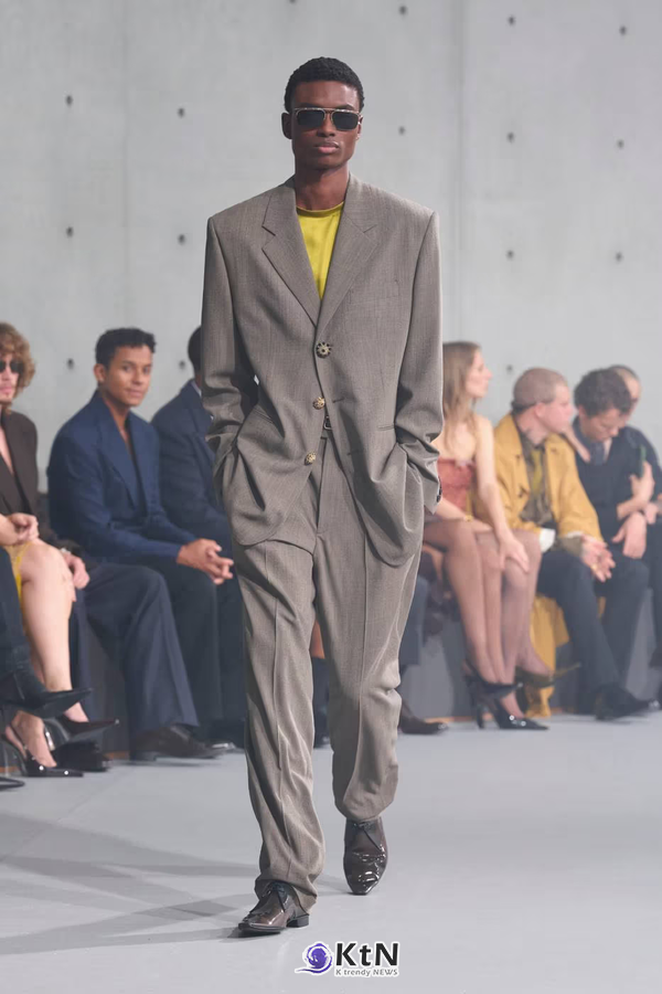 Saint Laurent Summer 2027 Menswear Emerges From the Fog. 사진=Saint Laurent, K trendy NEWS DB ⓒ케이 트렌디뉴스 무단전재 및 수집, 재배포금지