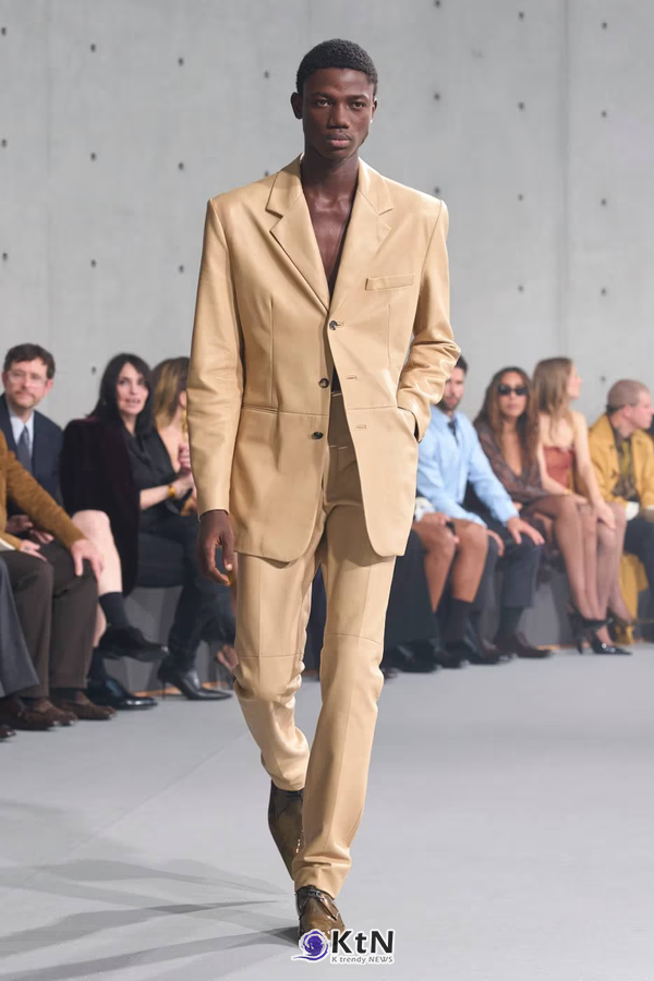 Saint Laurent Summer 2027 Menswear Emerges From the Fog. 사진=Saint Laurent, K trendy NEWS DB ⓒ케이 트렌디뉴스 무단전재 및 수집, 재배포금지