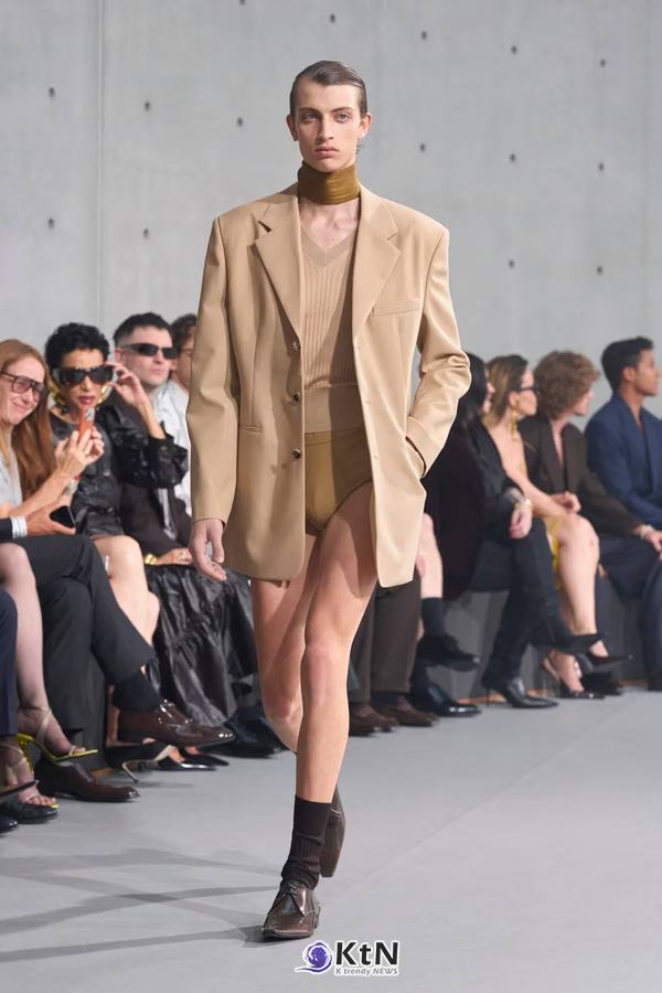 Saint Laurent Summer 2027 Menswear Emerges From the Fog. 사진=Saint Laurent, K trendy NEWS DB ⓒ케이 트렌디뉴스 무단전재 및 수집, 재배포금지