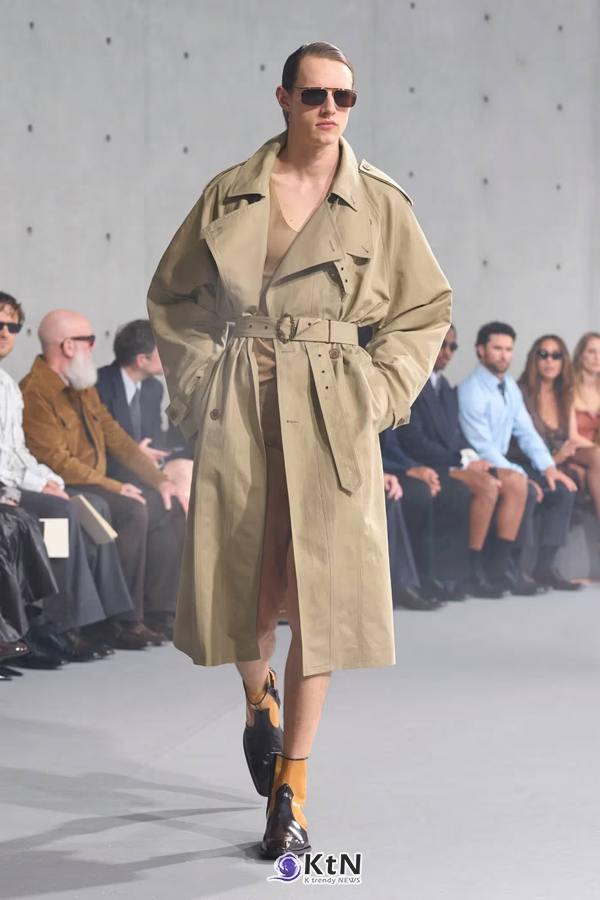 Saint Laurent Summer 2027 Menswear Emerges From the Fog. 사진=Saint Laurent, K trendy NEWS DB ⓒ케이 트렌디뉴스 무단전재 및 수집, 재배포금지