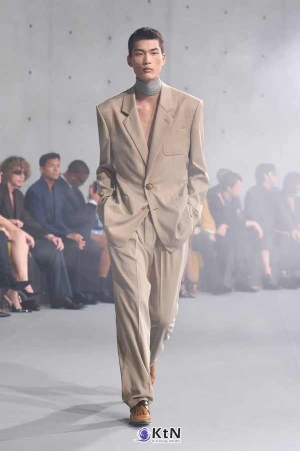 Saint Laurent Summer 2027 Menswear Emerges From the Fog. 사진=Saint Laurent, K trendy NEWS DB ⓒ케이 트렌디뉴스 무단전재 및 수집, 재배포금지