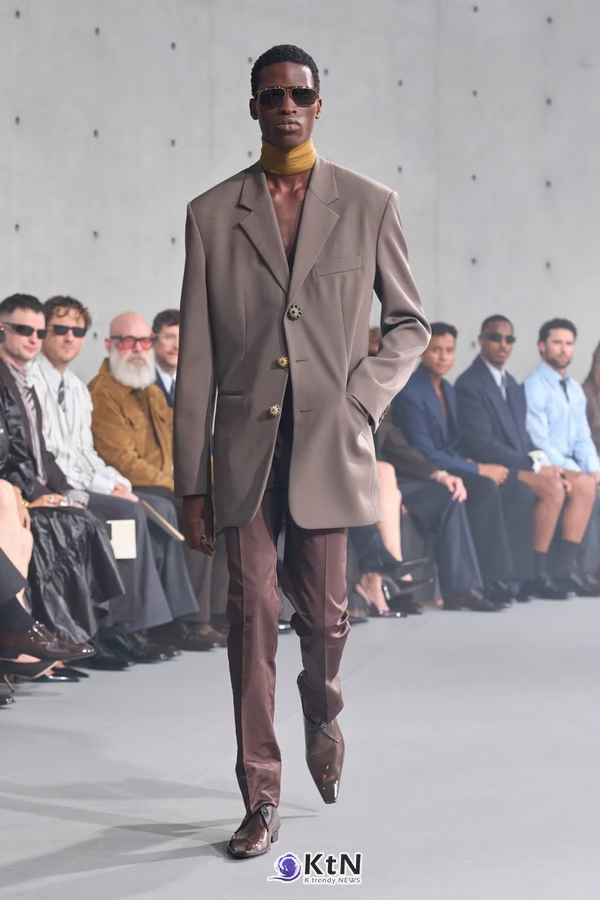 Saint Laurent Summer 2027 Menswear Emerges From the Fog. 사진=Saint Laurent, K trendy NEWS DB ⓒ케이 트렌디뉴스 무단전재 및 수집, 재배포금지