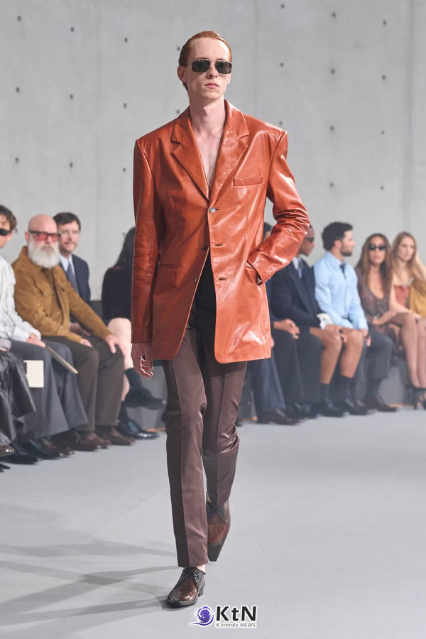 Saint Laurent Summer 2027 Menswear Emerges From the Fog. 사진=Saint Laurent, K trendy NEWS DB ⓒ케이 트렌디뉴스 무단전재 및 수집, 재배포금지