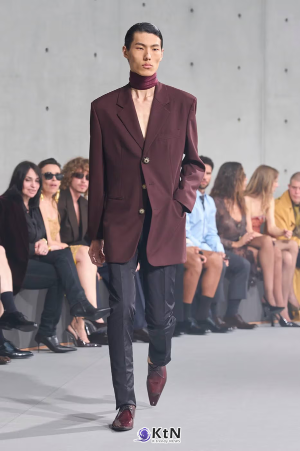 Saint Laurent Summer 2027 Menswear Emerges From the Fog. 사진=Saint Laurent, K trendy NEWS DB ⓒ케이 트렌디뉴스 무단전재 및 수집, 재배포금지