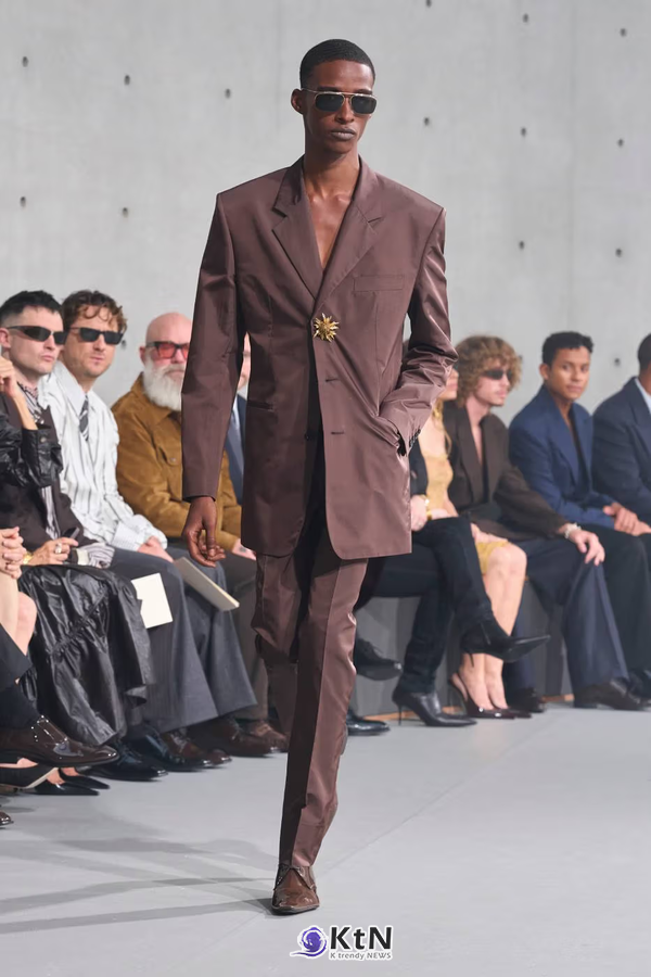 Saint Laurent Summer 2027 Menswear Emerges From the Fog. 사진=Saint Laurent, K trendy NEWS DB ⓒ케이 트렌디뉴스 무단전재 및 수집, 재배포금지