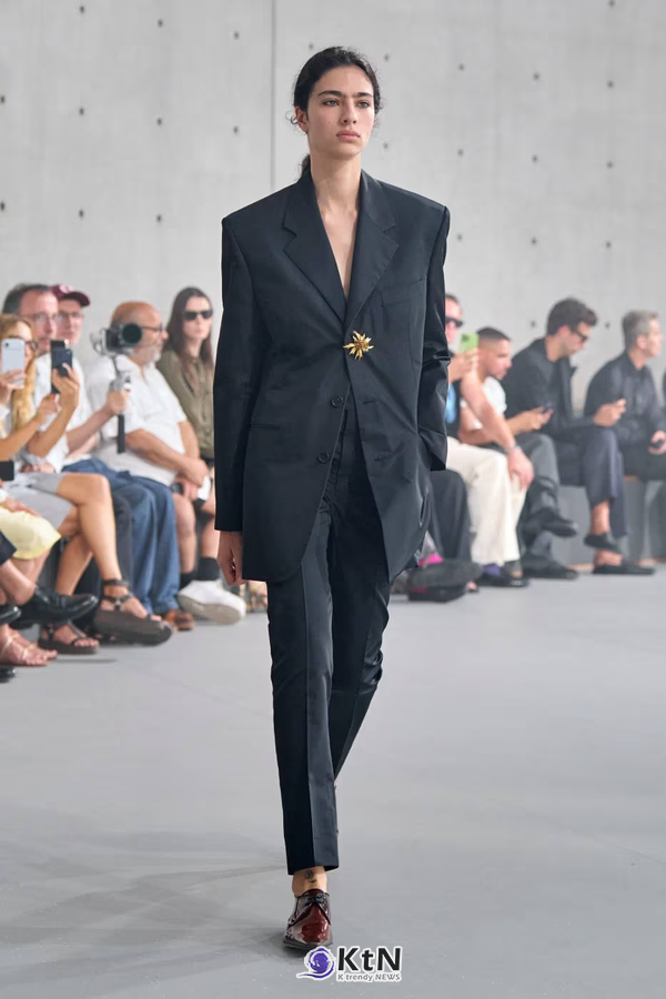 Saint Laurent Summer 2027 Menswear Emerges From the Fog. 사진=Saint Laurent, K trendy NEWS DB ⓒ케이 트렌디뉴스 무단전재 및 수집, 재배포금지