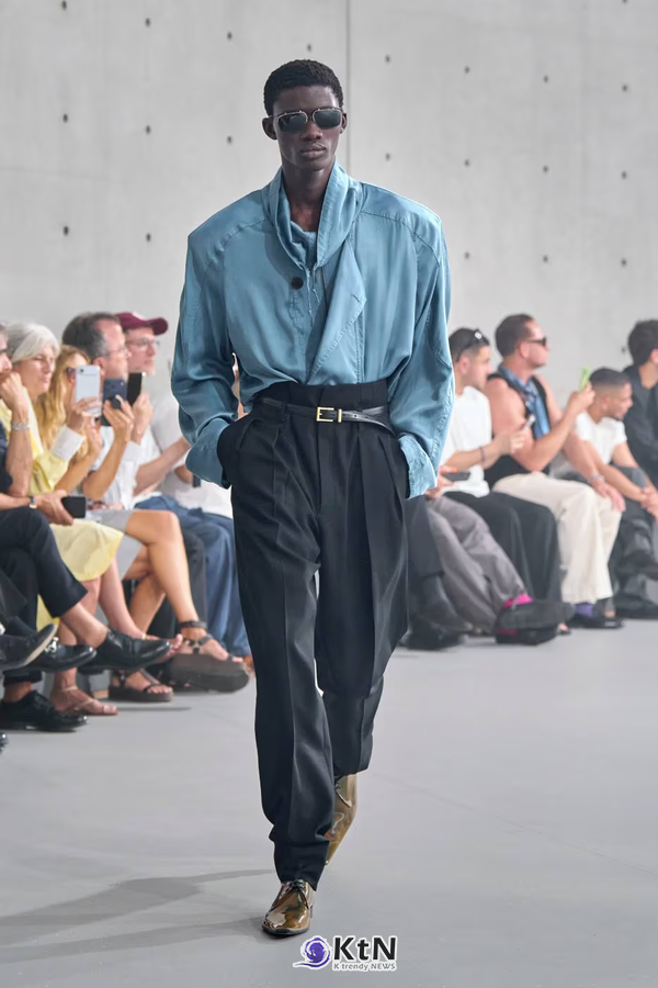 Saint Laurent Summer 2027 Menswear Emerges From the Fog. 사진=Saint Laurent, K trendy NEWS DB ⓒ케이 트렌디뉴스 무단전재 및 수집, 재배포금지