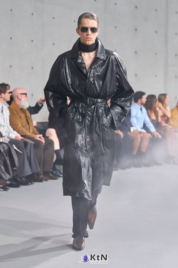 Saint Laurent Summer 2027 Menswear Emerges From the Fog. 사진=Saint Laurent, K trendy NEWS DB ⓒ케이 트렌디뉴스 무단전재 및 수집, 재배포금지