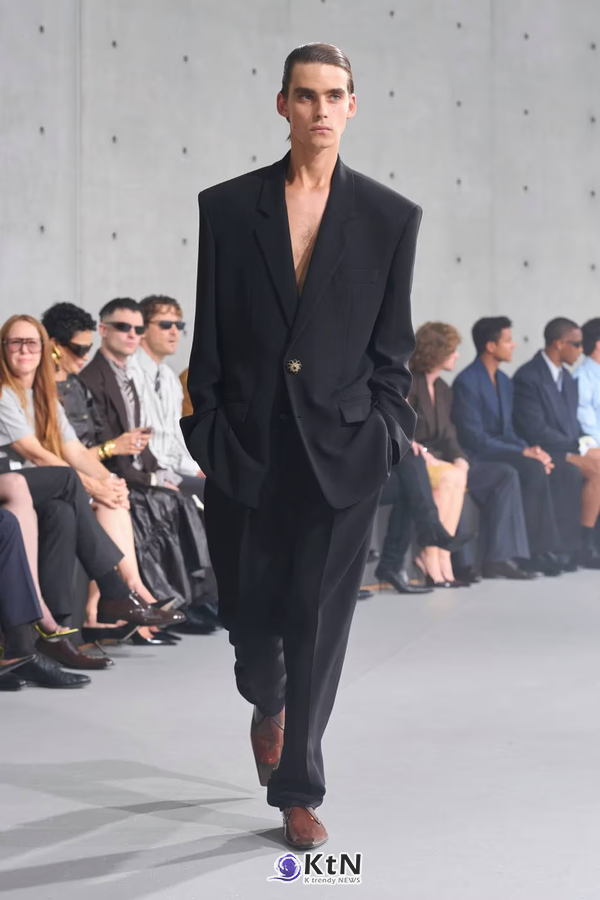 Saint Laurent Summer 2027 Menswear Emerges From the Fog. 사진=Saint Laurent, K trendy NEWS DB ⓒ케이 트렌디뉴스 무단전재 및 수집, 재배포금지