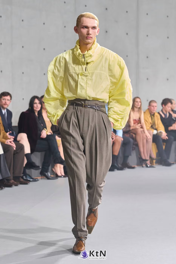 Saint Laurent Summer 2027 Menswear Emerges From the Fog. 사진=Saint Laurent, K trendy NEWS DB ⓒ케이 트렌디뉴스 무단전재 및 수집, 재배포금지