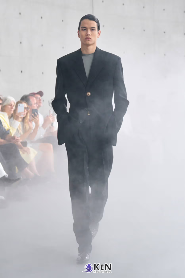 Saint Laurent Summer 2027 Menswear Emerges From the Fog. 사진=Saint Laurent, K trendy NEWS DB ⓒ케이 트렌디뉴스 무단전재 및 수집, 재배포금지