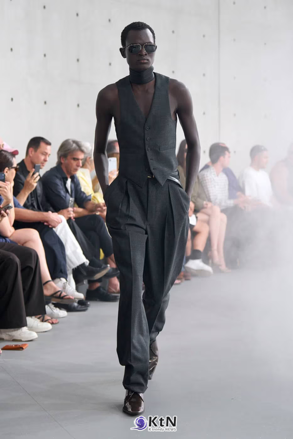 Saint Laurent Summer 2027 Menswear Emerges From the Fog. 사진=Saint Laurent, K trendy NEWS DB ⓒ케이 트렌디뉴스 무단전재 및 수집, 재배포금지