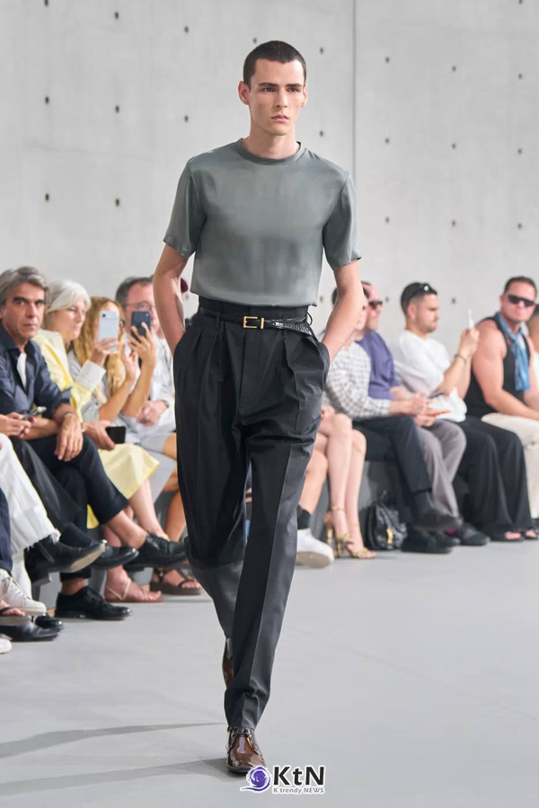 Saint Laurent Summer 2027 Menswear Emerges From the Fog. 사진=Saint Laurent, K trendy NEWS DB ⓒ케이 트렌디뉴스 무단전재 및 수집, 재배포금지