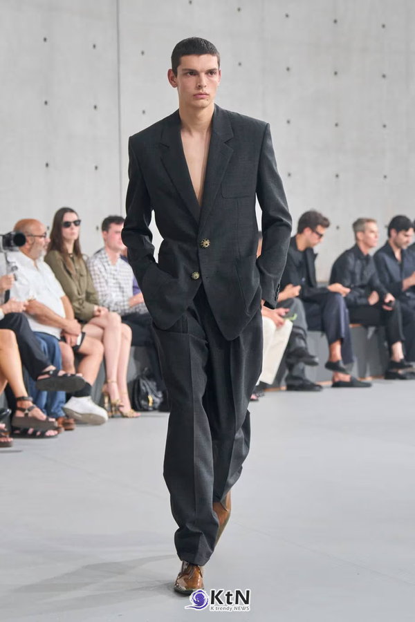 Saint Laurent Summer 2027 Menswear Emerges From the Fog. 사진=Saint Laurent, K trendy NEWS DB ⓒ케이 트렌디뉴스 무단전재 및 수집, 재배포금지