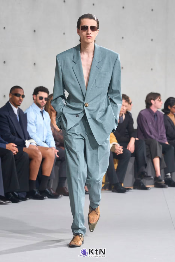 Saint Laurent Summer 2027 Menswear Emerges From the Fog. 사진=Saint Laurent, K trendy NEWS DB ⓒ케이 트렌디뉴스 무단전재 및 수집, 재배포금지