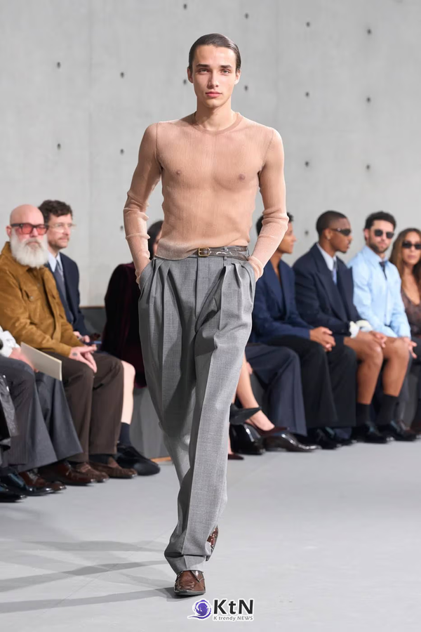 Saint Laurent Summer 2027 Menswear Emerges From the Fog. 사진=Saint Laurent, K trendy NEWS DB ⓒ케이 트렌디뉴스 무단전재 및 수집, 재배포금지