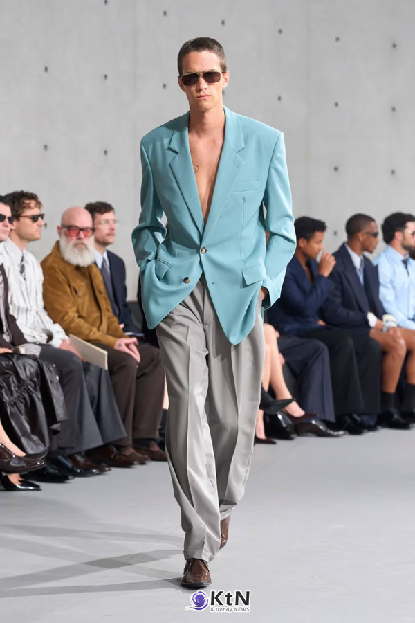 Saint Laurent Summer 2027 Menswear Emerges From the Fog. 사진=Saint Laurent, K trendy NEWS DB ⓒ케이 트렌디뉴스 무단전재 및 수집, 재배포금지