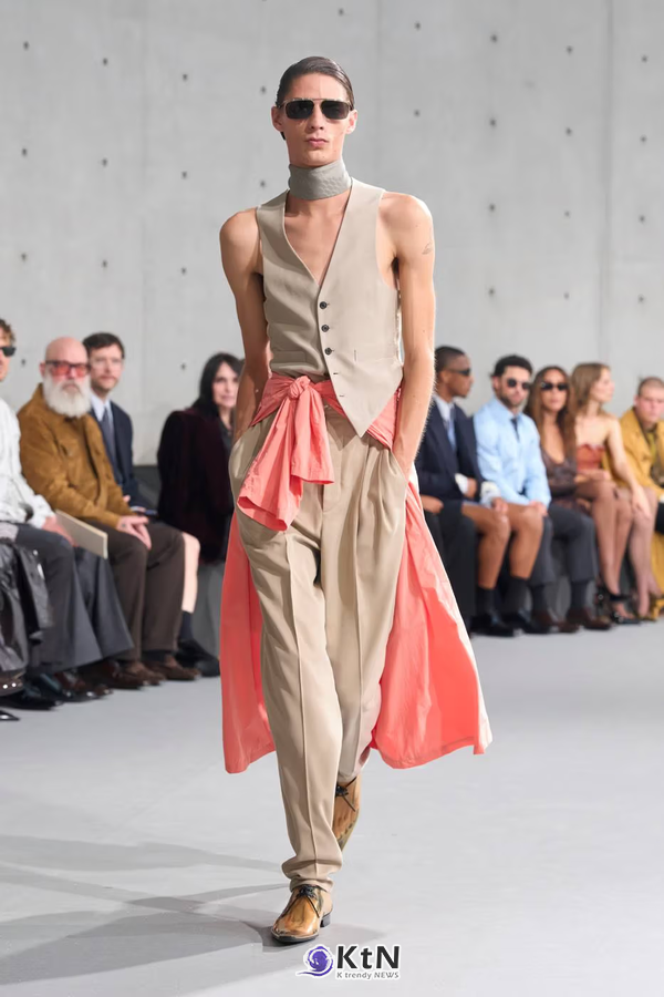 Saint Laurent Summer 2027 Menswear Emerges From the Fog. 사진=Saint Laurent, K trendy NEWS DB ⓒ케이 트렌디뉴스 무단전재 및 수집, 재배포금지