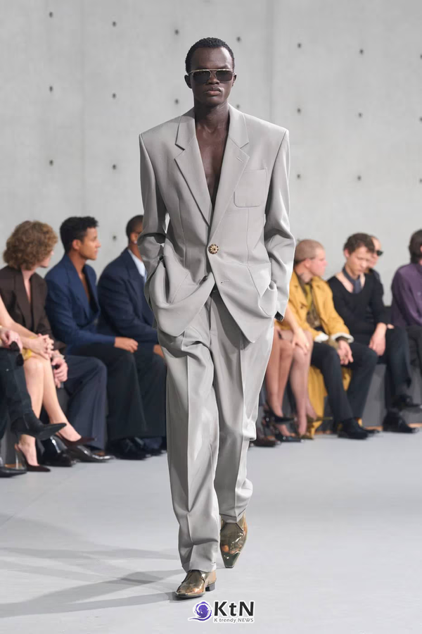 Saint Laurent Summer 2027 Menswear Emerges From the Fog. 사진=Saint Laurent, K trendy NEWS DB ⓒ케이 트렌디뉴스 무단전재 및 수집, 재배포금지