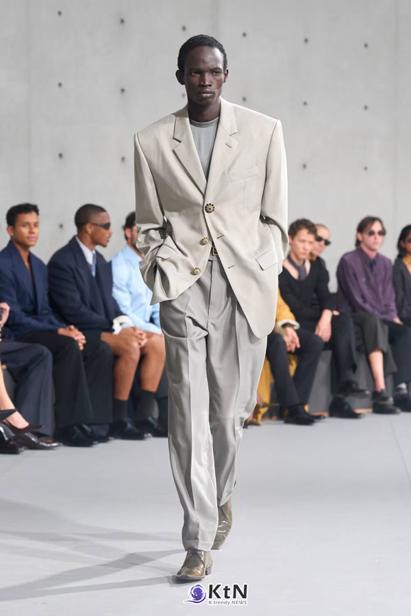 Saint Laurent Summer 2027 Menswear Emerges From the Fog. 사진=Saint Laurent, K trendy NEWS DB ⓒ케이 트렌디뉴스 무단전재 및 수집, 재배포금지