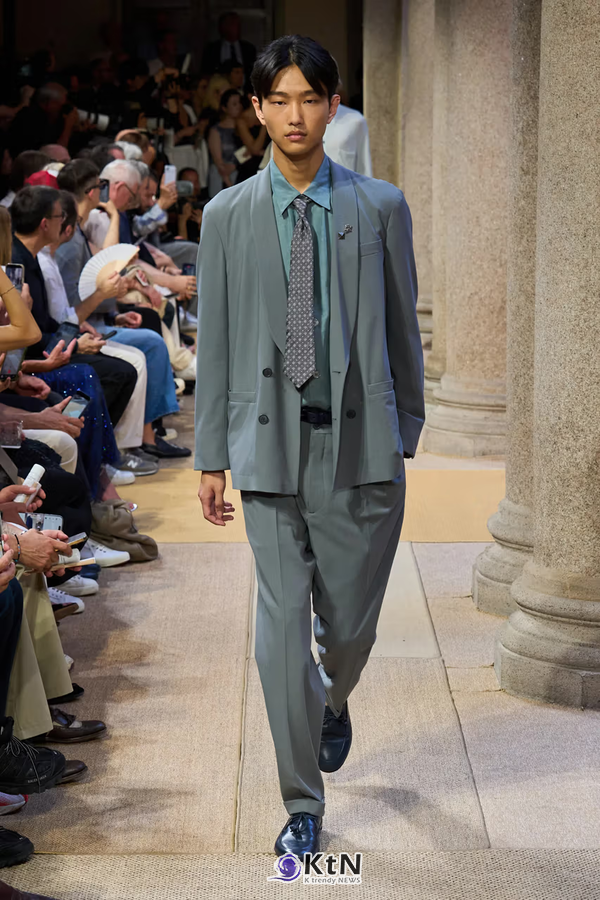 Giorgio Armani Leans Into a Lax & Leisurely SS27. 사진=Vogue Runway, K trendy NEWS DB ⓒ케이 트렌디뉴스 무단전재 및 수집, 재배포금지