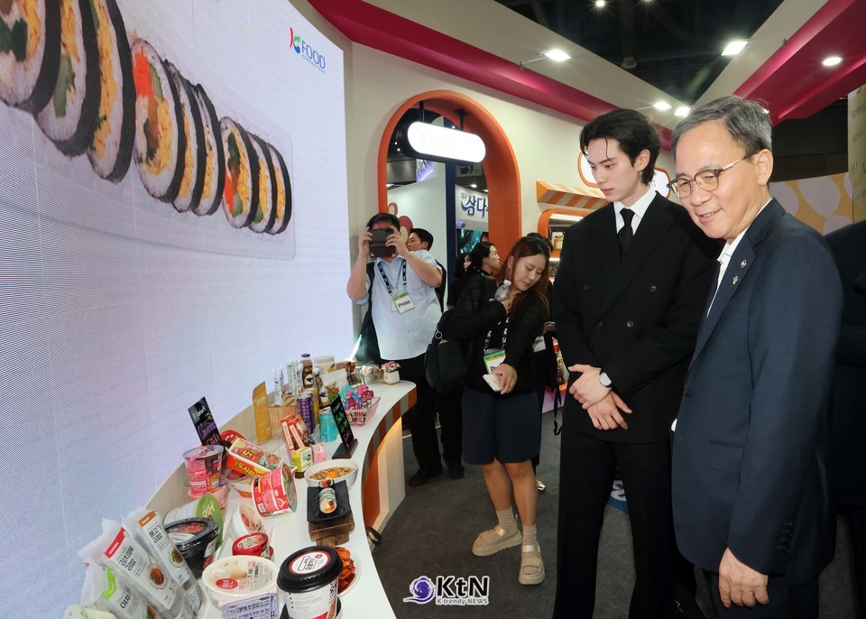 김영수 문화체육관광부 제1차관이 26일 경기도 고양 킨텍스에서 열린 MyK FESTA에서 홍보대사 배우 이채민과 부스를 둘러보고 있다./사진=문화체육관광부, K trendy NEWS DB ⓒ케이 트렌디뉴스 무단전재 및 수집, 재배포금지