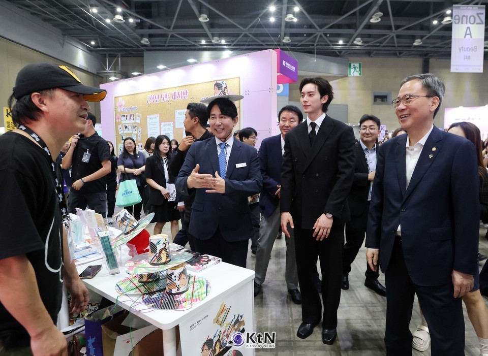 김영수 문화체육관광부 제1차관이 26일 경기도 고양 킨텍스에서 열린 MyK FESTA에서 홍보대사 배우 이채민과 부스를 둘러보고 있다./사진=문화체육관광부, K trendy NEWS DB ⓒ케이 트렌디뉴스 무단전재 및 수집, 재배포금지