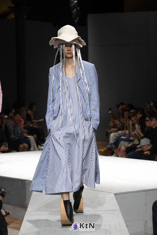 COMME des GARÇONS HOMME PLUS SS27 Debuts Dual-Act Show "If The War Were To End..". 사진=COMME des GARÇONS, K trendy NEWS DB ⓒ케이 트렌디뉴스 무단전재 및 수집, 재배포금지