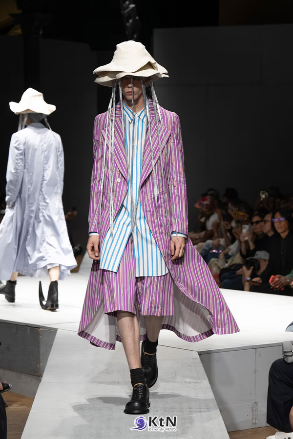 COMME des GARÇONS HOMME PLUS SS27 Debuts Dual-Act Show "If The War Were To End..". 사진=COMME des GARÇONS, K trendy NEWS DB ⓒ케이 트렌디뉴스 무단전재 및 수집, 재배포금지