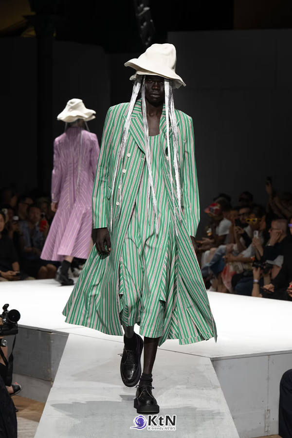COMME des GARÇONS HOMME PLUS SS27 Debuts Dual-Act Show "If The War Were To End..". 사진=COMME des GARÇONS, K trendy NEWS DB ⓒ케이 트렌디뉴스 무단전재 및 수집, 재배포금지