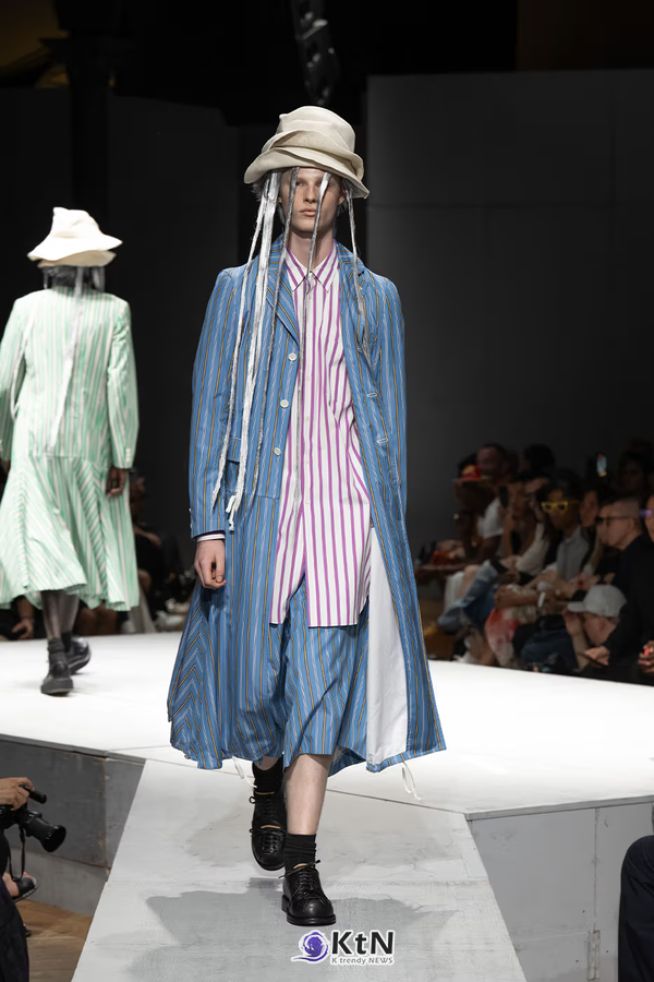 COMME des GARÇONS HOMME PLUS SS27 Debuts Dual-Act Show "If The War Were To End..". 사진=COMME des GARÇONS, K trendy NEWS DB ⓒ케이 트렌디뉴스 무단전재 및 수집, 재배포금지