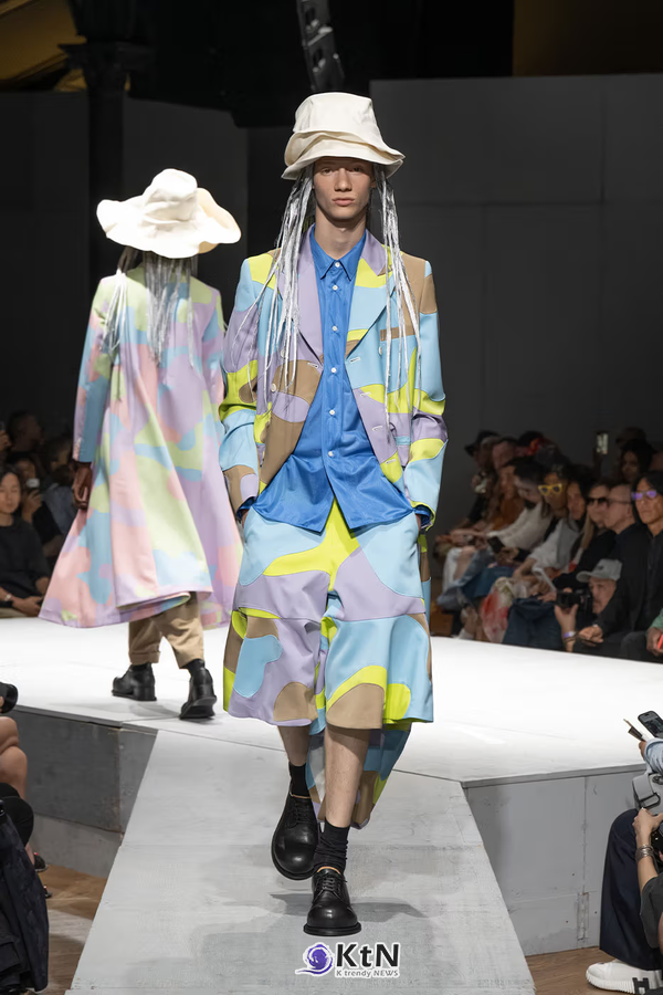 COMME des GARÇONS HOMME PLUS SS27 Debuts Dual-Act Show "If The War Were To End..". 사진=COMME des GARÇONS, K trendy NEWS DB ⓒ케이 트렌디뉴스 무단전재 및 수집, 재배포금지