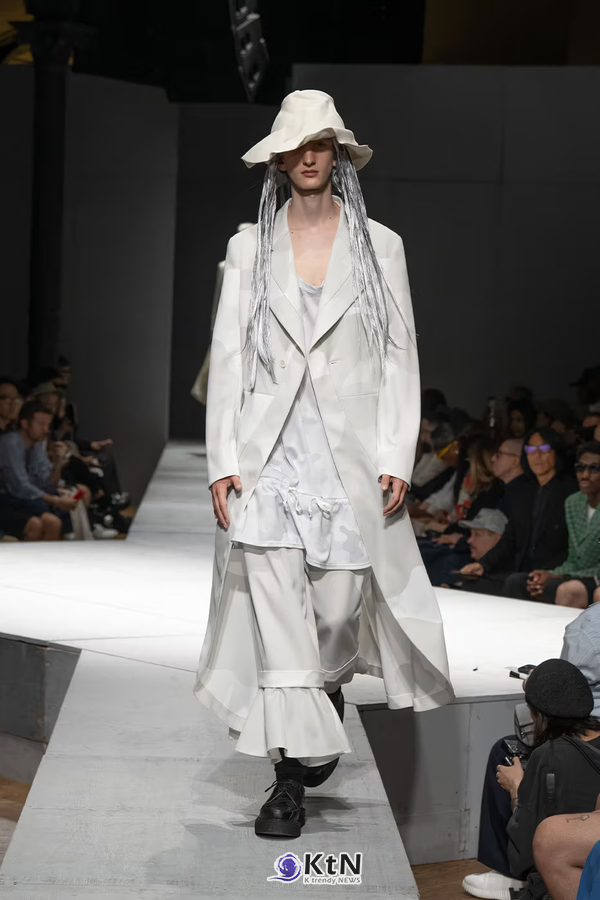 COMME des GARÇONS HOMME PLUS SS27 Debuts Dual-Act Show "If The War Were To End..". 사진=COMME des GARÇONS, K trendy NEWS DB ⓒ케이 트렌디뉴스 무단전재 및 수집, 재배포금지