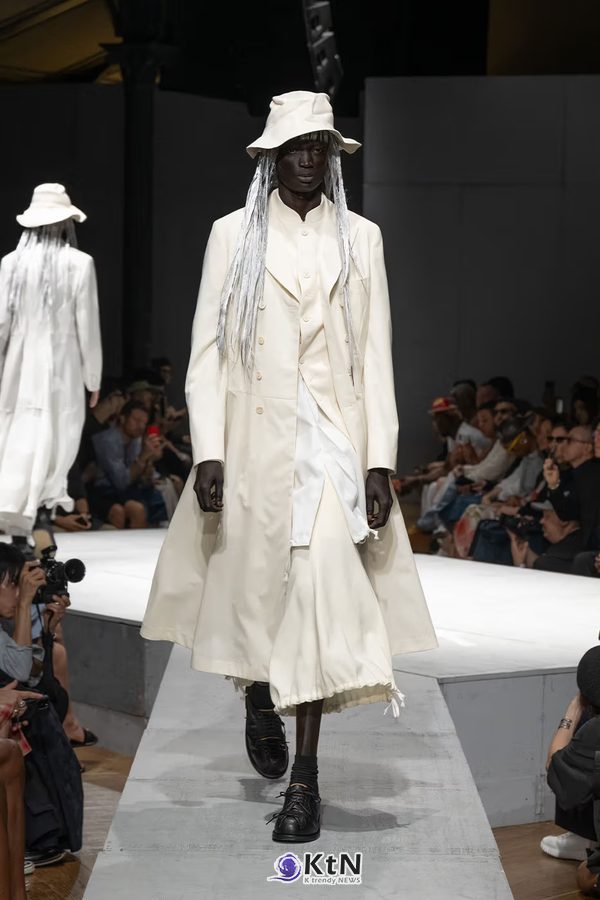 COMME des GARÇONS HOMME PLUS SS27 Debuts Dual-Act Show "If The War Were To End..". 사진=COMME des GARÇONS, K trendy NEWS DB ⓒ케이 트렌디뉴스 무단전재 및 수집, 재배포금지