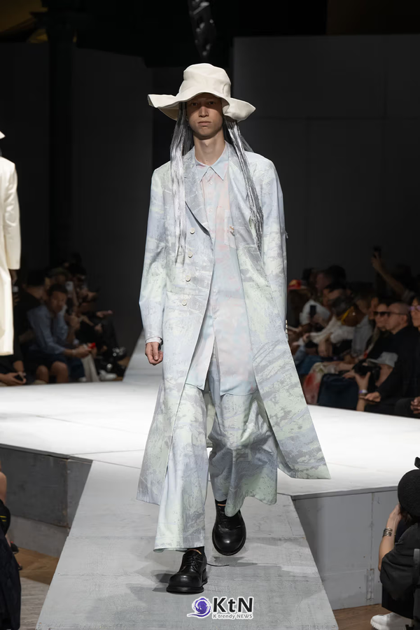 COMME des GARÇONS HOMME PLUS SS27 Debuts Dual-Act Show "If The War Were To End..". 사진=COMME des GARÇONS, K trendy NEWS DB ⓒ케이 트렌디뉴스 무단전재 및 수집, 재배포금지