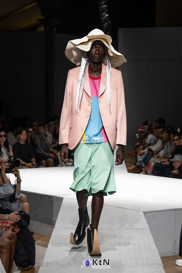 COMME des GARÇONS HOMME PLUS SS27 Debuts Dual-Act Show "If The War Were To End..". 사진=COMME des GARÇONS, K trendy NEWS DB ⓒ케이 트렌디뉴스 무단전재 및 수집, 재배포금지