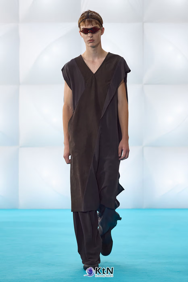Kiko Kostadinov SS27 Distorts Materiality With "EXTROFLEXION"  사진=Kiko Kostadinov, K trendy NEWS DB ⓒ케이 트렌디뉴스 무단전재 및 수집, 재배포금지