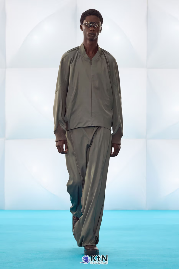 Kiko Kostadinov SS27 Distorts Materiality With "EXTROFLEXION"  사진=Kiko Kostadinov, K trendy NEWS DB ⓒ케이 트렌디뉴스 무단전재 및 수집, 재배포금지