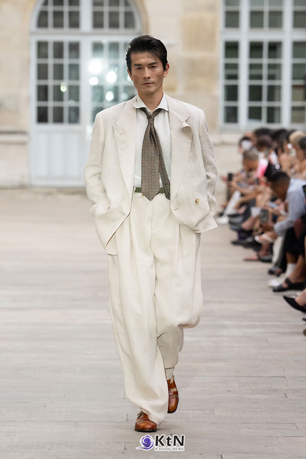 SOSHIOTSUKI SS27 Subverts Tailoring with Dalí-Inspired "Melting" Silhouettes  사진=SOSHIOTSUKI, K trendy NEWS DB ⓒ케이 트렌디뉴스 무단전재 및 수집, 재배포금지