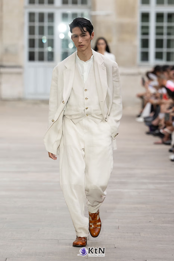 SOSHIOTSUKI SS27 Subverts Tailoring with Dalí-Inspired "Melting" Silhouettes  사진=SOSHIOTSUKI, K trendy NEWS DB ⓒ케이 트렌디뉴스 무단전재 및 수집, 재배포금지