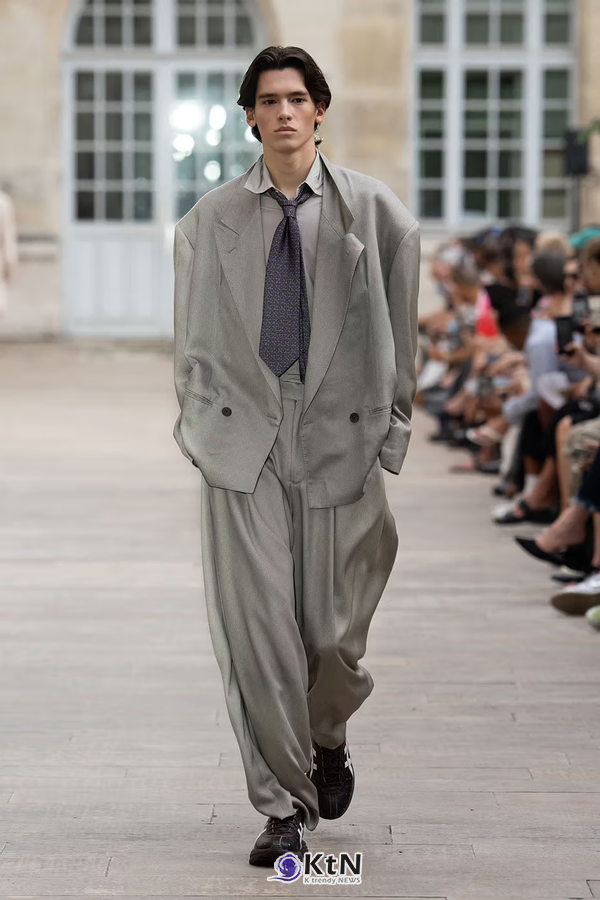 SOSHIOTSUKI SS27 Subverts Tailoring with Dalí-Inspired "Melting" Silhouettes  사진=SOSHIOTSUKI, K trendy NEWS DB ⓒ케이 트렌디뉴스 무단전재 및 수집, 재배포금지