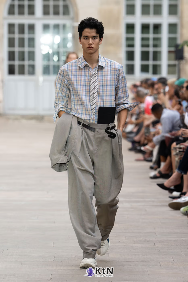 SOSHIOTSUKI SS27 Subverts Tailoring with Dalí-Inspired "Melting" Silhouettes  사진=SOSHIOTSUKI, K trendy NEWS DB ⓒ케이 트렌디뉴스 무단전재 및 수집, 재배포금지