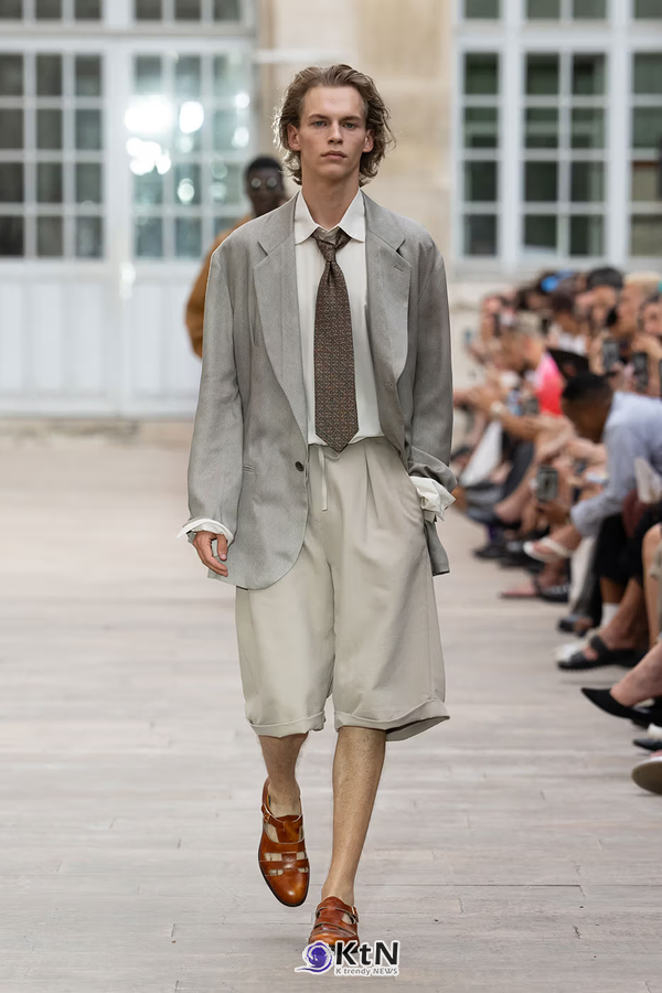 SOSHIOTSUKI SS27 Subverts Tailoring with Dalí-Inspired "Melting" Silhouettes  사진=SOSHIOTSUKI, K trendy NEWS DB ⓒ케이 트렌디뉴스 무단전재 및 수집, 재배포금지