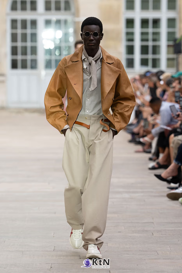 SOSHIOTSUKI SS27 Subverts Tailoring with Dalí-Inspired "Melting" Silhouettes  사진=SOSHIOTSUKI, K trendy NEWS DB ⓒ케이 트렌디뉴스 무단전재 및 수집, 재배포금지