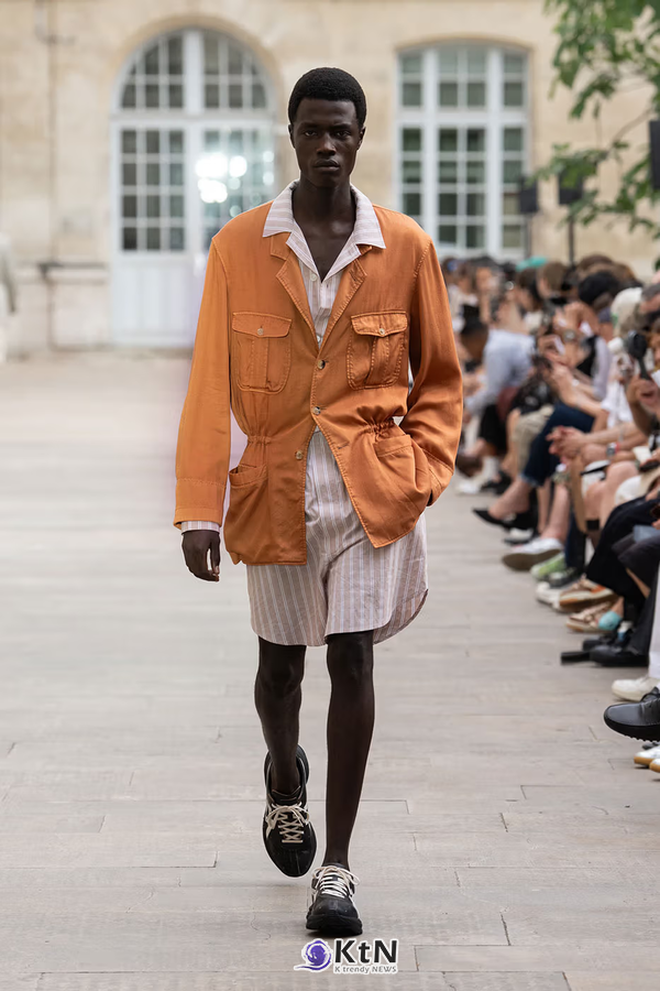 SOSHIOTSUKI SS27 Subverts Tailoring with Dalí-Inspired "Melting" Silhouettes  사진=SOSHIOTSUKI, K trendy NEWS DB ⓒ케이 트렌디뉴스 무단전재 및 수집, 재배포금지
