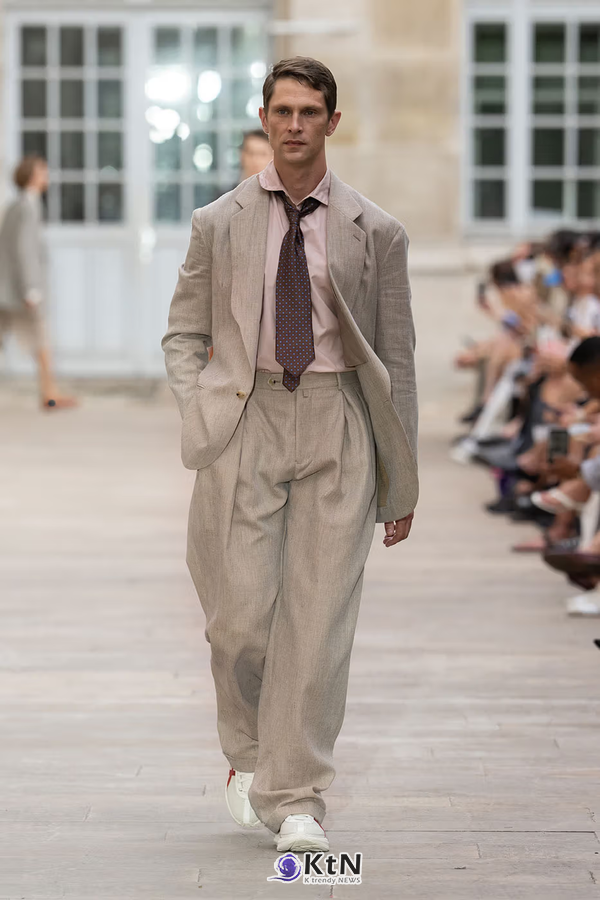 SOSHIOTSUKI SS27 Subverts Tailoring with Dalí-Inspired "Melting" Silhouettes  사진=SOSHIOTSUKI, K trendy NEWS DB ⓒ케이 트렌디뉴스 무단전재 및 수집, 재배포금지