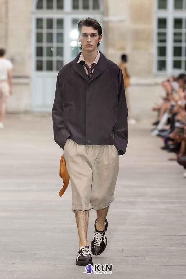 SOSHIOTSUKI SS27 Subverts Tailoring with Dalí-Inspired "Melting" Silhouettes  사진=SOSHIOTSUKI, K trendy NEWS DB ⓒ케이 트렌디뉴스 무단전재 및 수집, 재배포금지