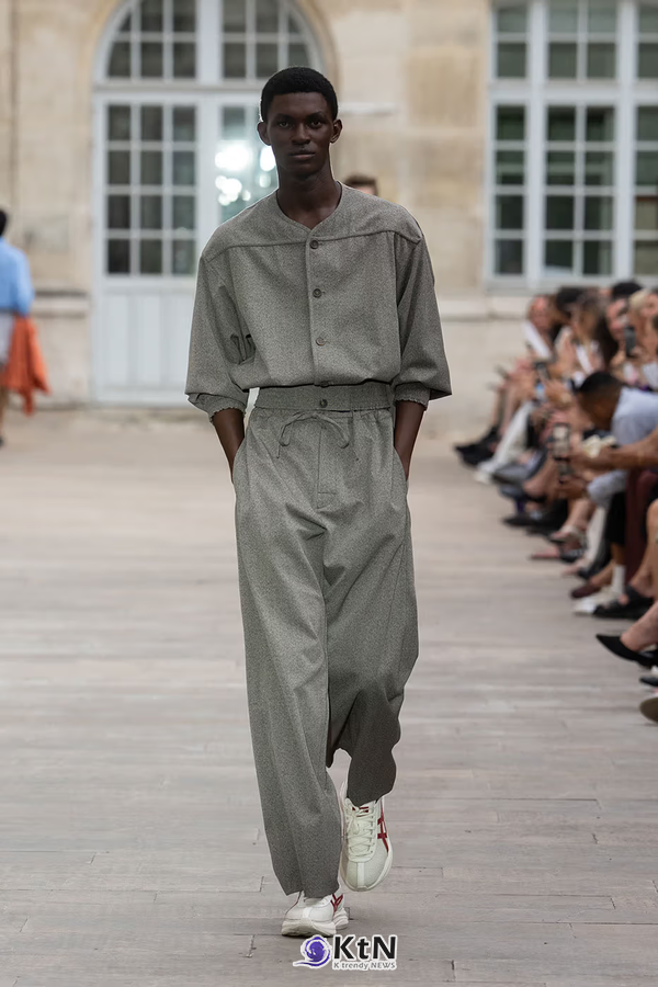 SOSHIOTSUKI SS27 Subverts Tailoring with Dalí-Inspired "Melting" Silhouettes  사진=SOSHIOTSUKI, K trendy NEWS DB ⓒ케이 트렌디뉴스 무단전재 및 수집, 재배포금지