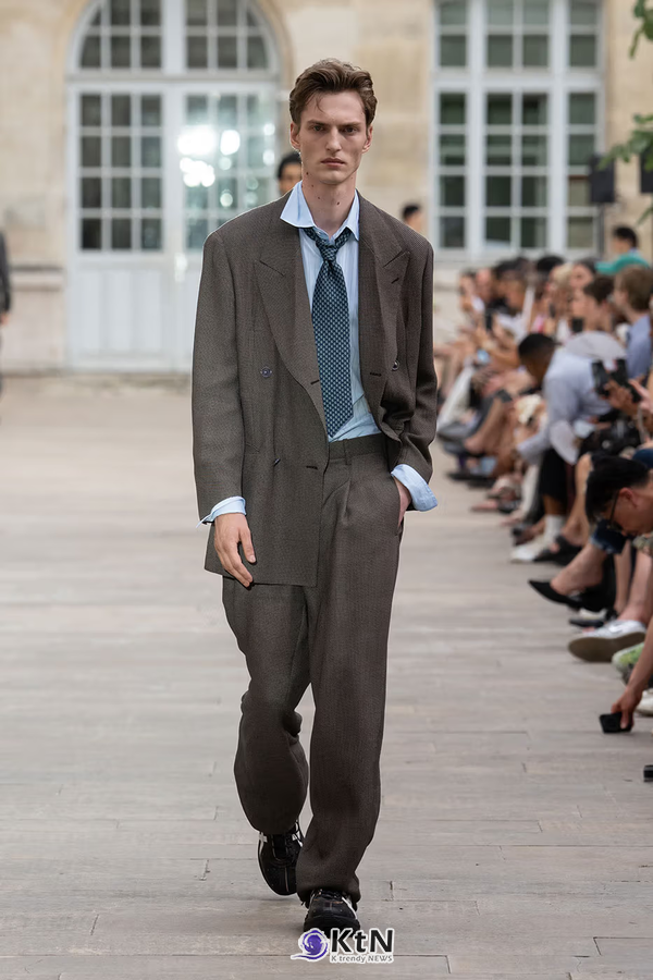 SOSHIOTSUKI SS27 Subverts Tailoring with Dalí-Inspired "Melting" Silhouettes  사진=SOSHIOTSUKI, K trendy NEWS DB ⓒ케이 트렌디뉴스 무단전재 및 수집, 재배포금지