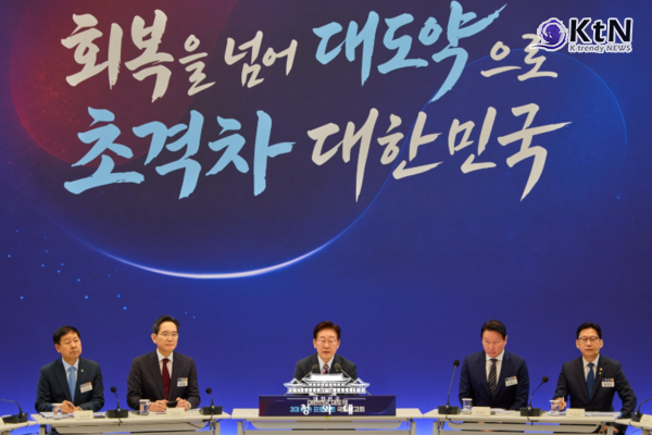 청와대 ( 이재명 대통령과 이재용 삼성전자 회장, 최태원 SK그룹 회장,  29일 청와대에서 열린 3대 메가프로젝트 국민보고회에서 기업 투자계획 발표 ) K trendy NEWS DB ⓒ케이 트렌디뉴스 무단전재 및 수집, 재배포금지